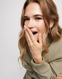 Anillo abierto bañado en plata de ley con topacio blanco
