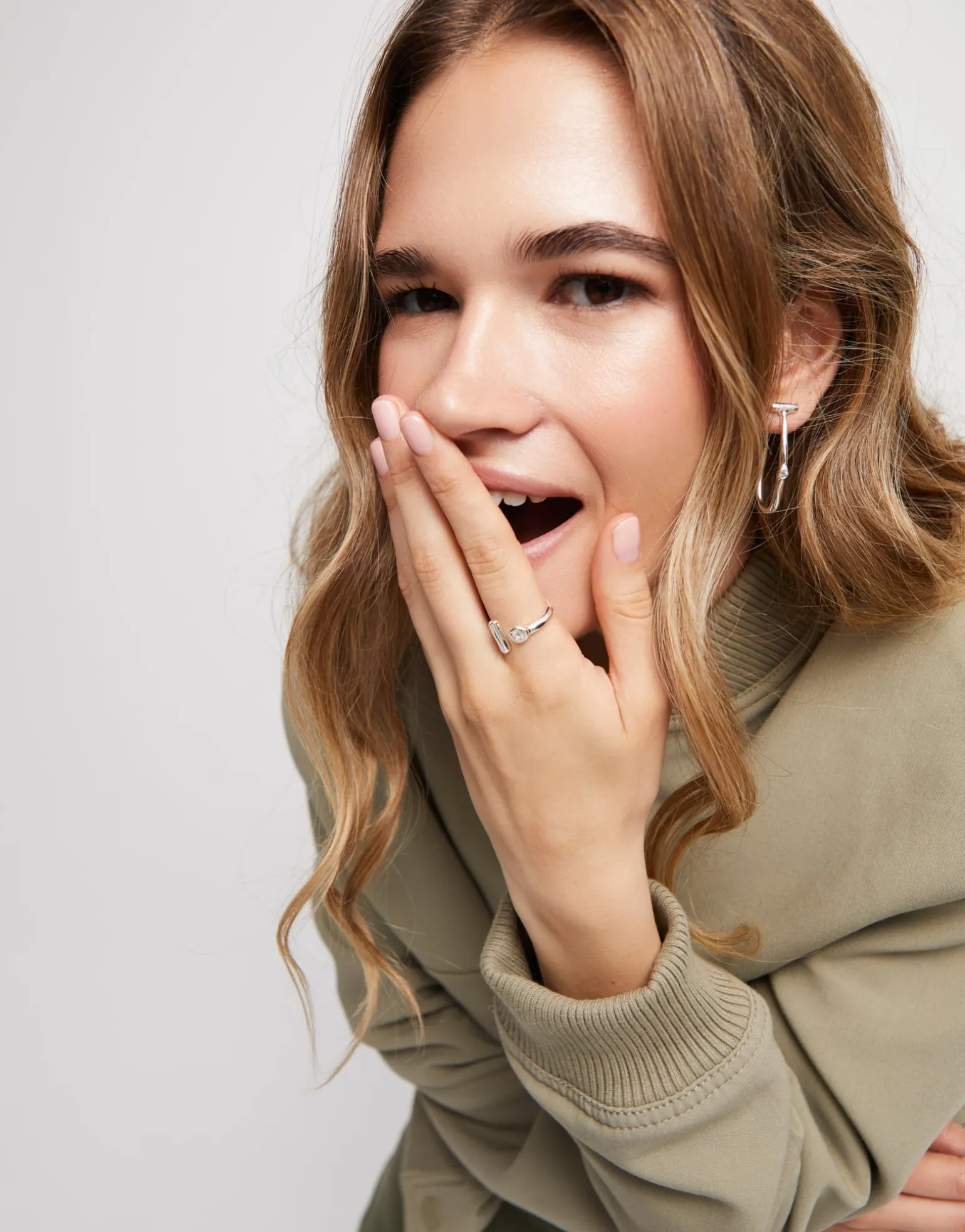 Anillo abierto bañado en plata de ley con topacio blanco