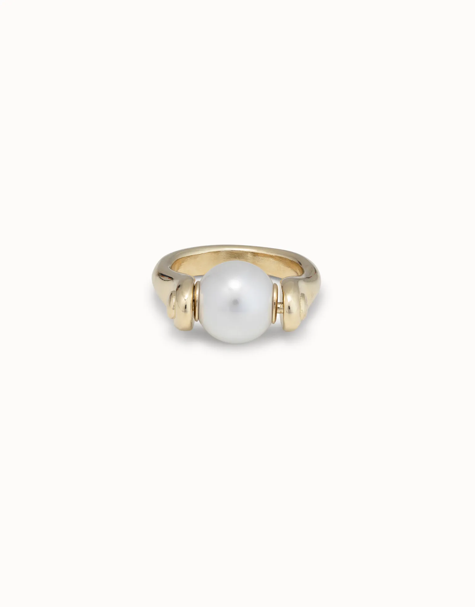 Anillo bañado en oro de 18k con perla pequeña