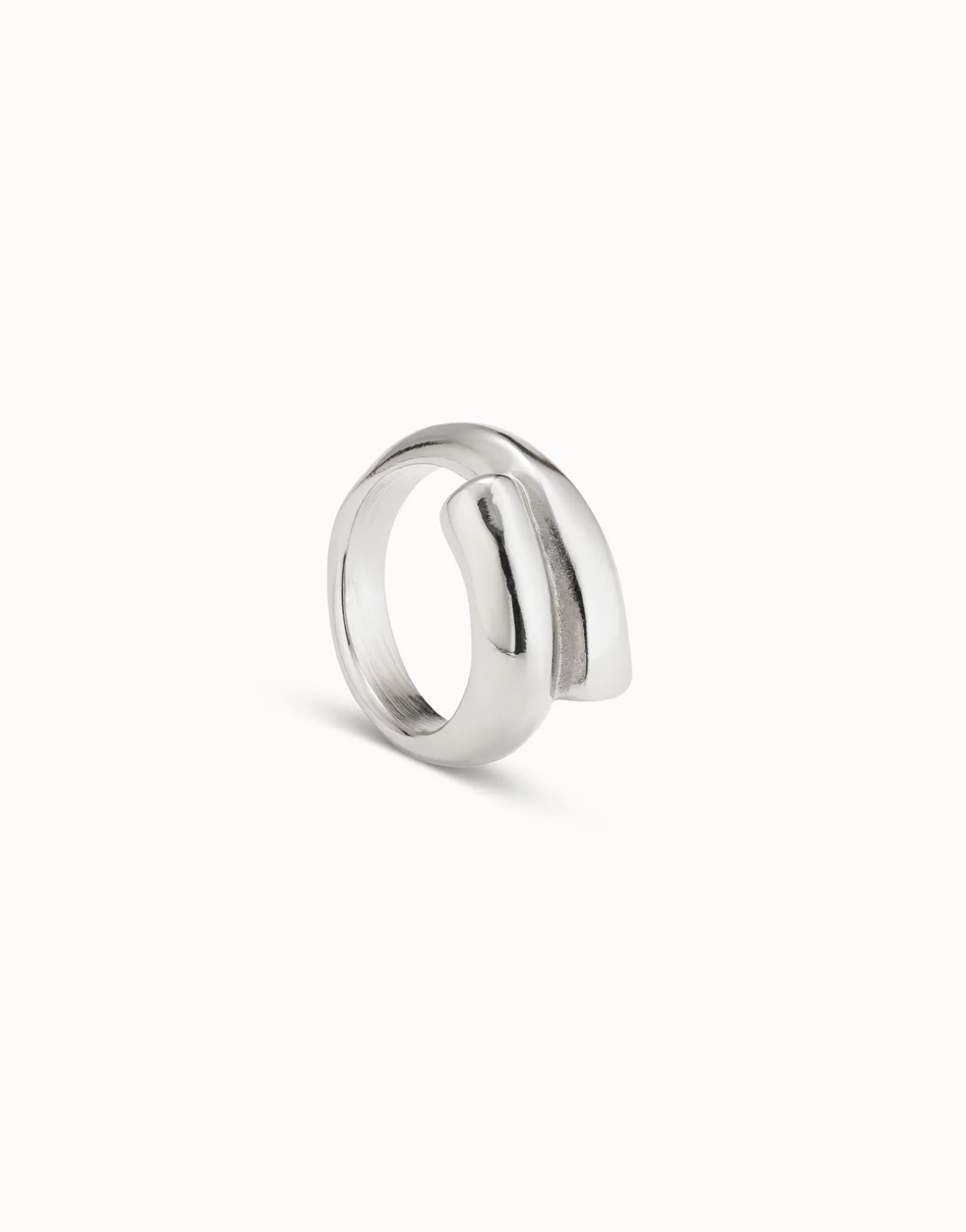 Anillo bañado en plata de ley con forma tubular cerrado al centro