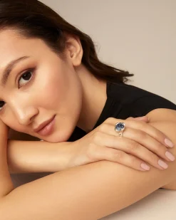 Anillo bañado en plata de ley con cristal azul