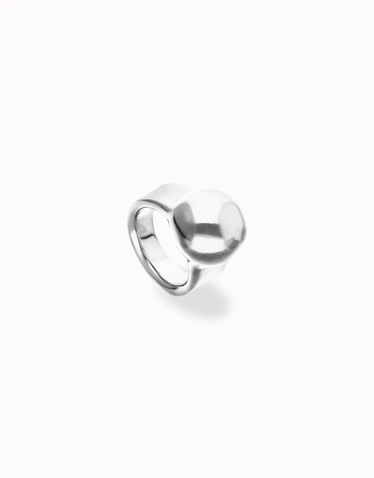 Anillo bañado en plata de ley con forma de esfera
