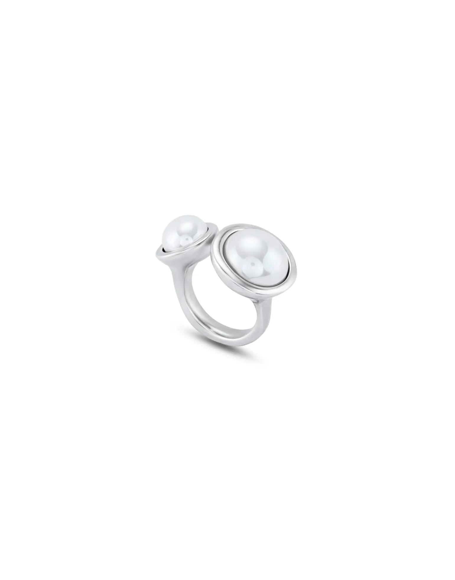 Anillo bañado en plata de ley y dos perlas de distinto tamaño