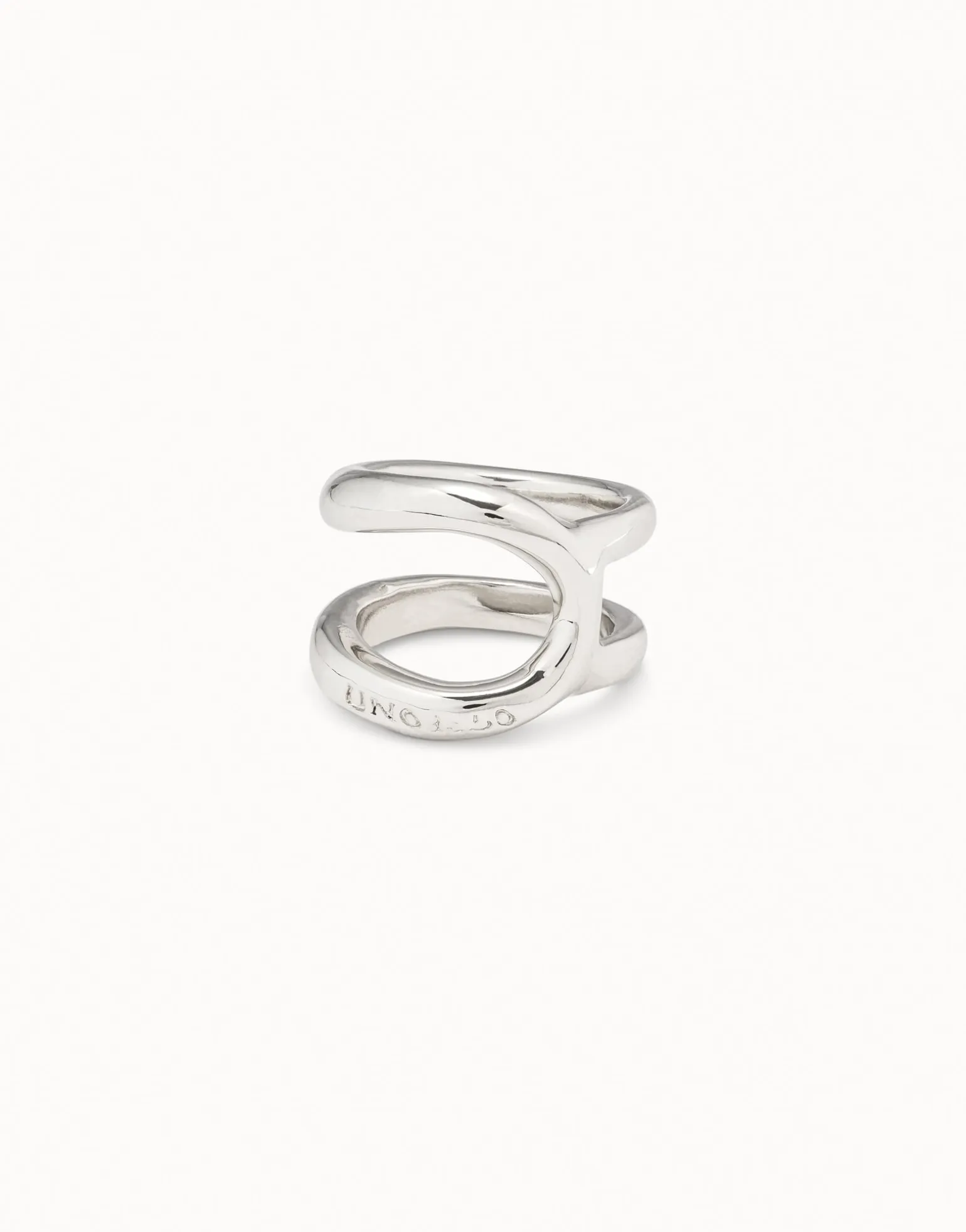 Anillo curvilíneo bañado en plata de ley