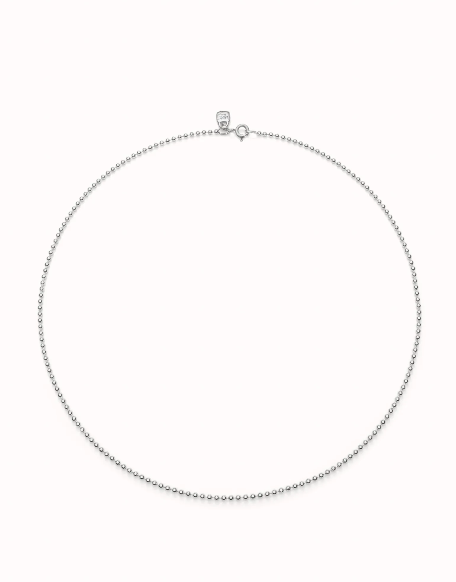 Cadena corta con bolas bañada en plata de ley.