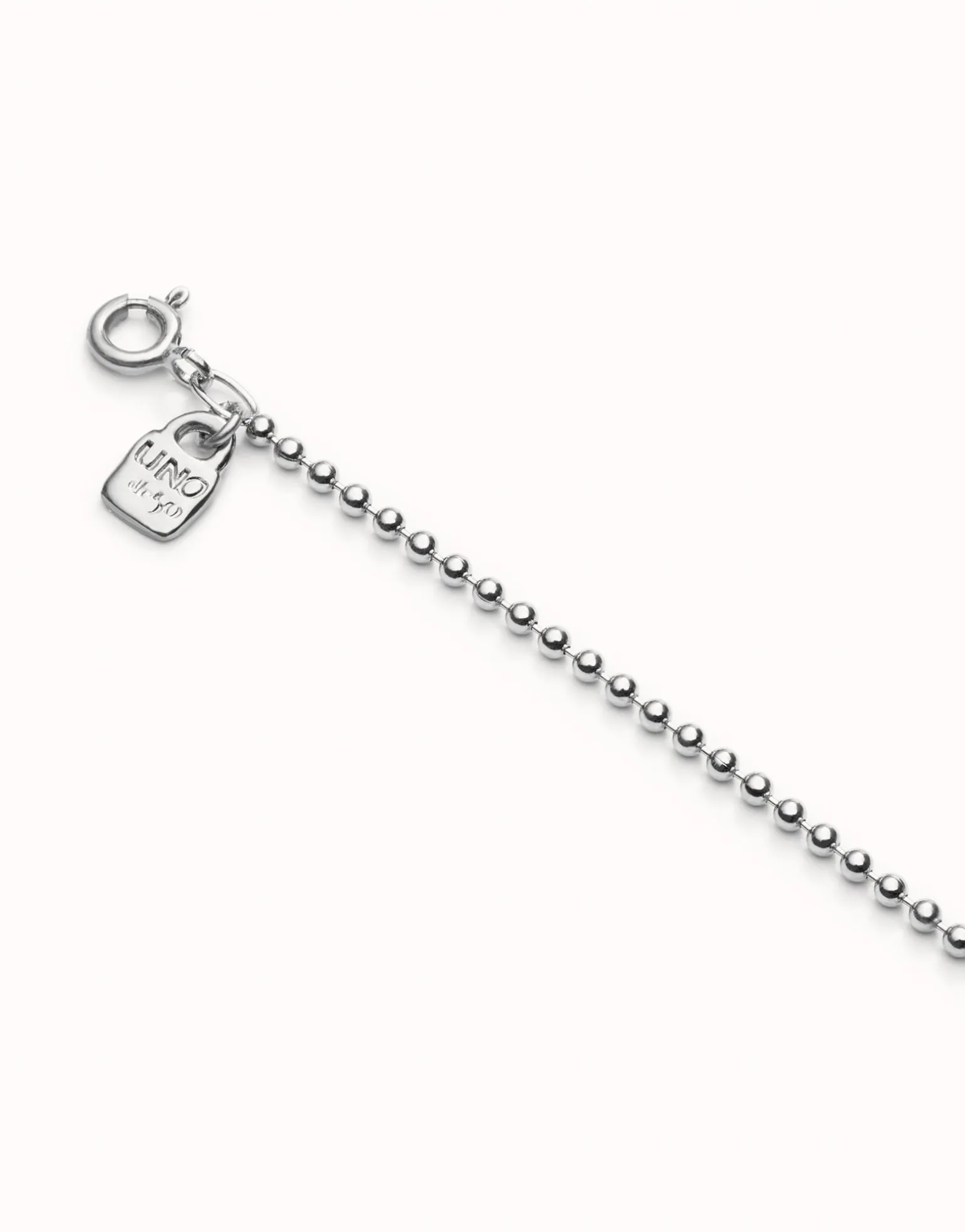 Cadena corta con bolas bañada en plata de ley.