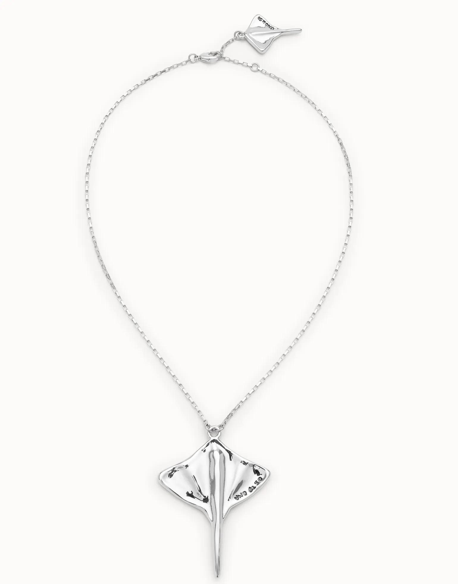 Colgante de cadena corta bañado en plata y figura mantarraya