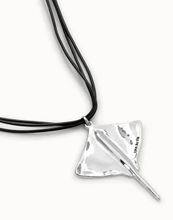 Colgante de cuero y baño en plata de ley con detalle de pez mantarraya