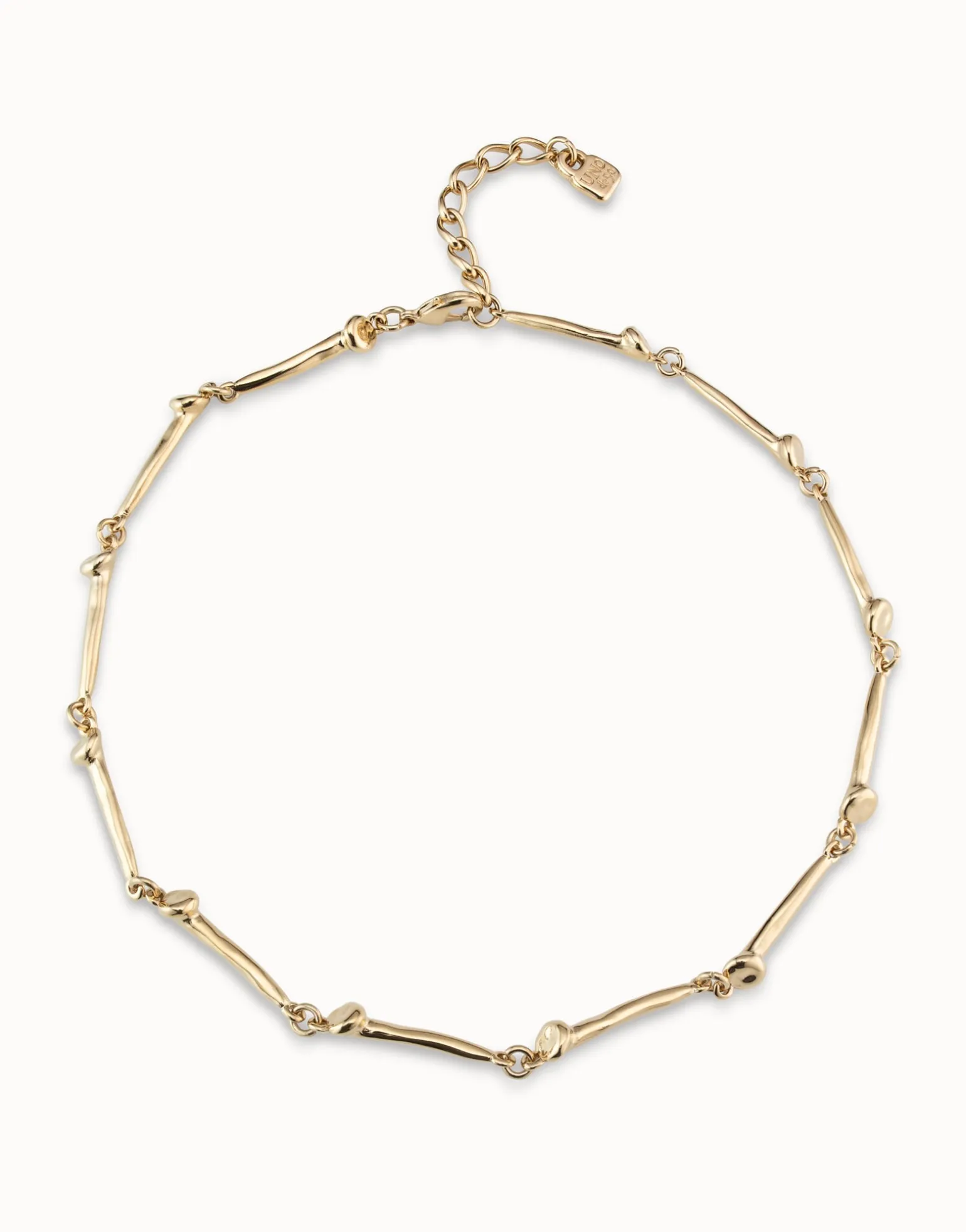 Collar bañado en oro de 18k con piezas en forma de clavo.