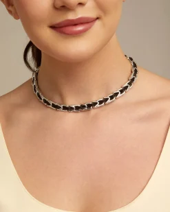 Collar corto de cuero y eslabones bañados en plata de ley