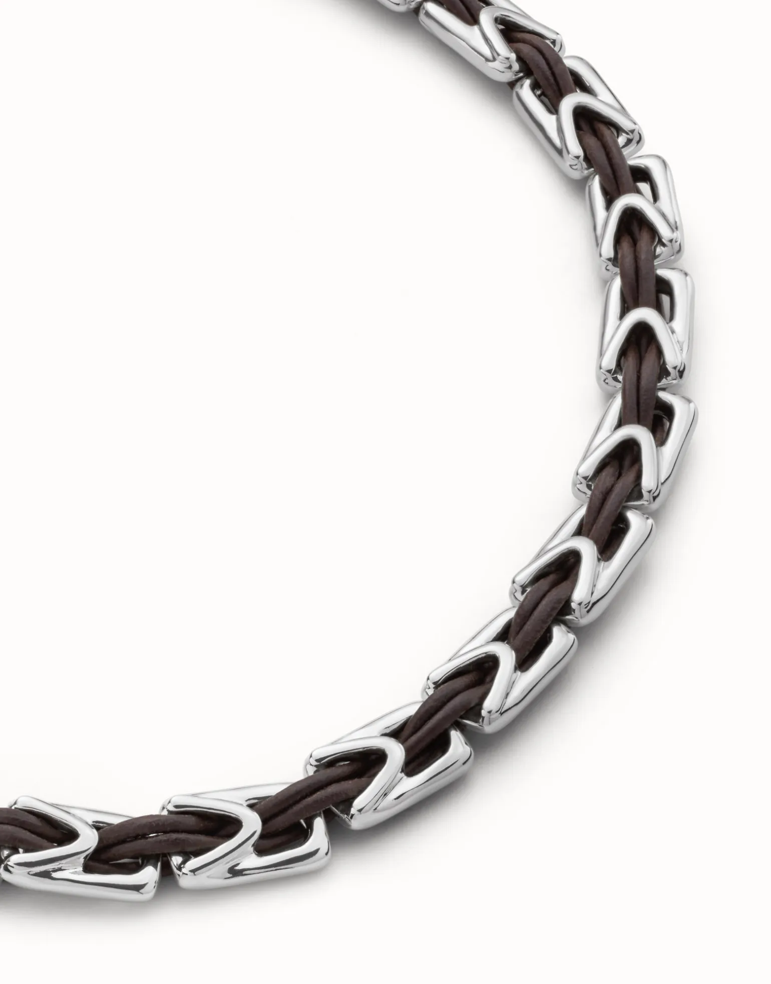 Collar corto de cuero y eslabones bañados en plata de ley