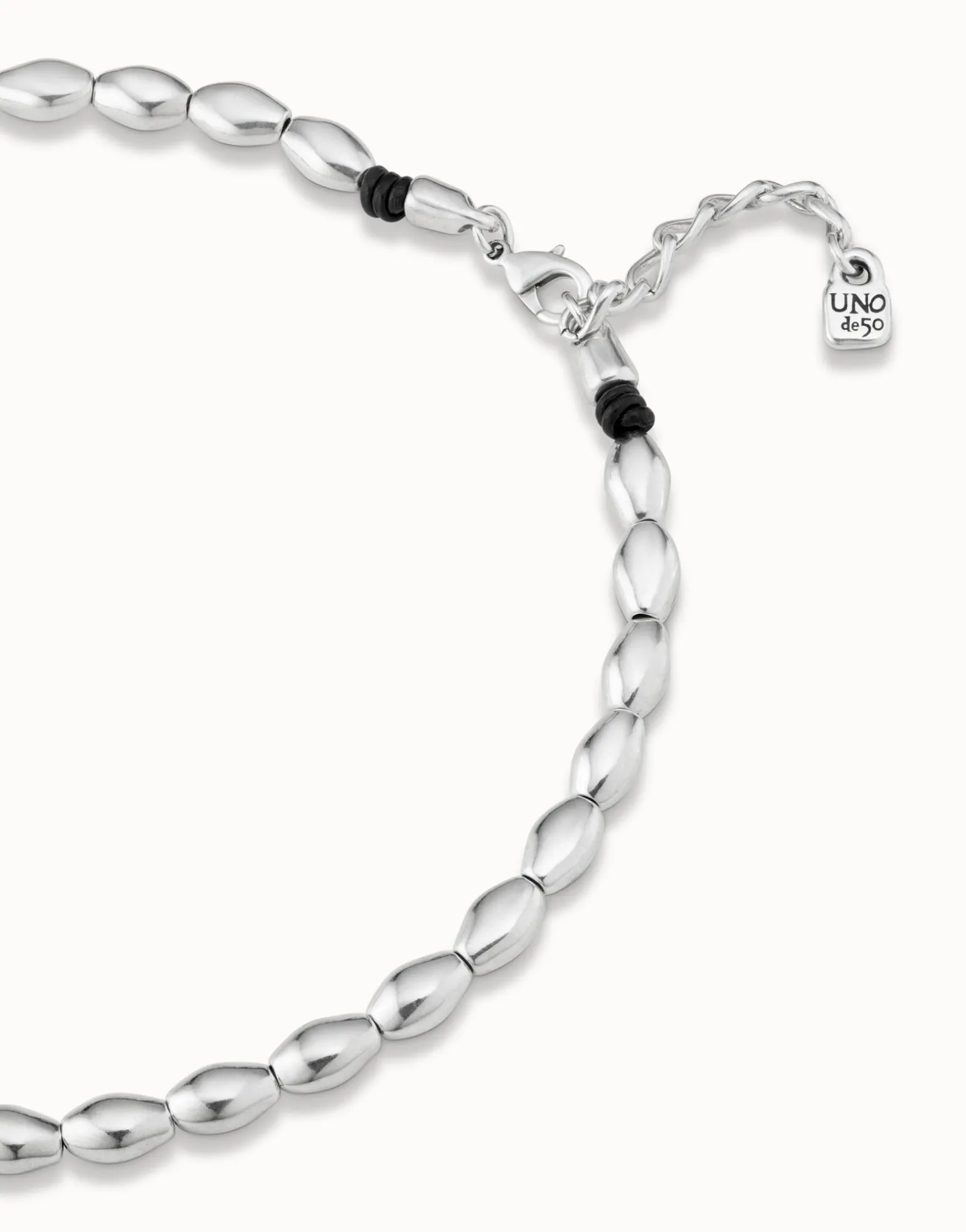 Collar de cuentas ovaladas bañadas en plata de ley.