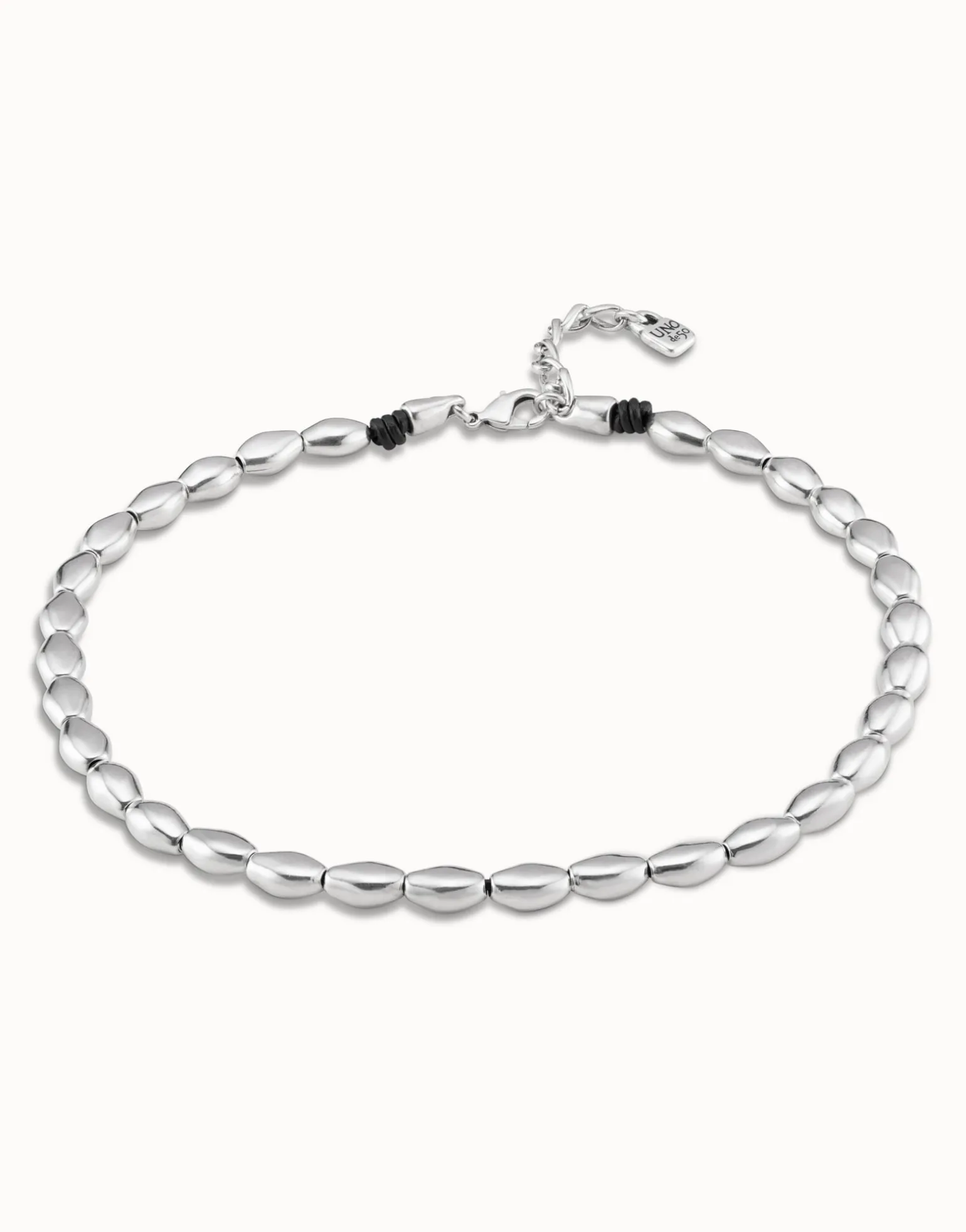 Collar de cuentas ovaladas bañadas en plata de ley.