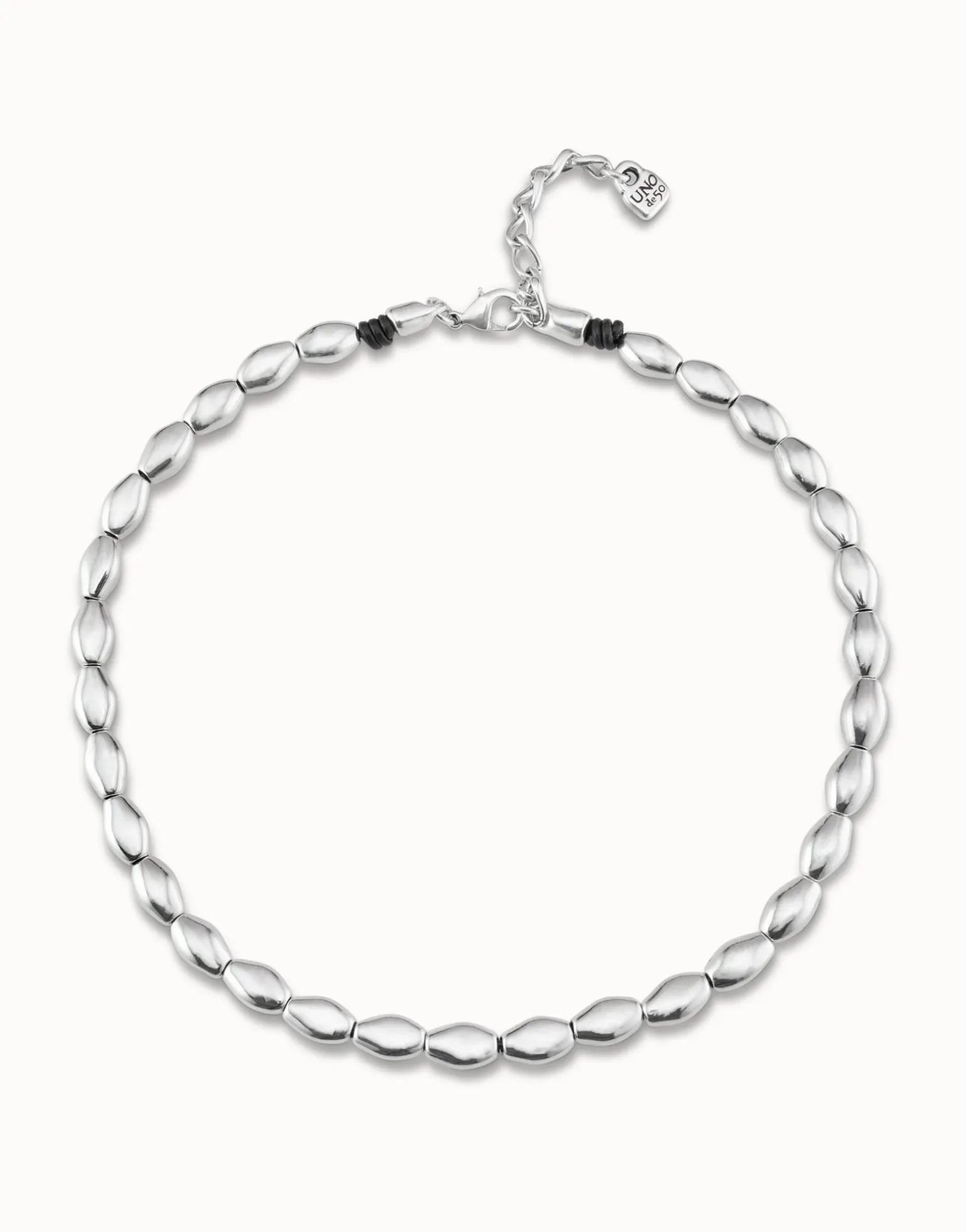 Collar de cuentas ovaladas bañadas en plata de ley.