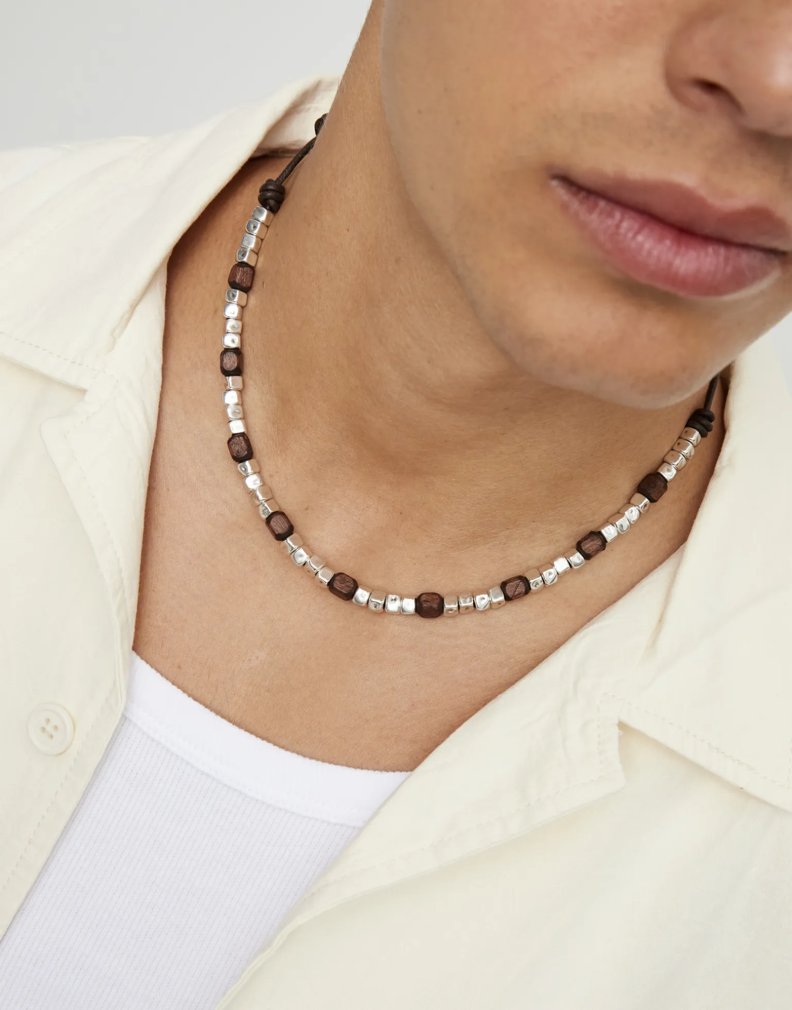 Collar de cuero con cuentas en plata y madera