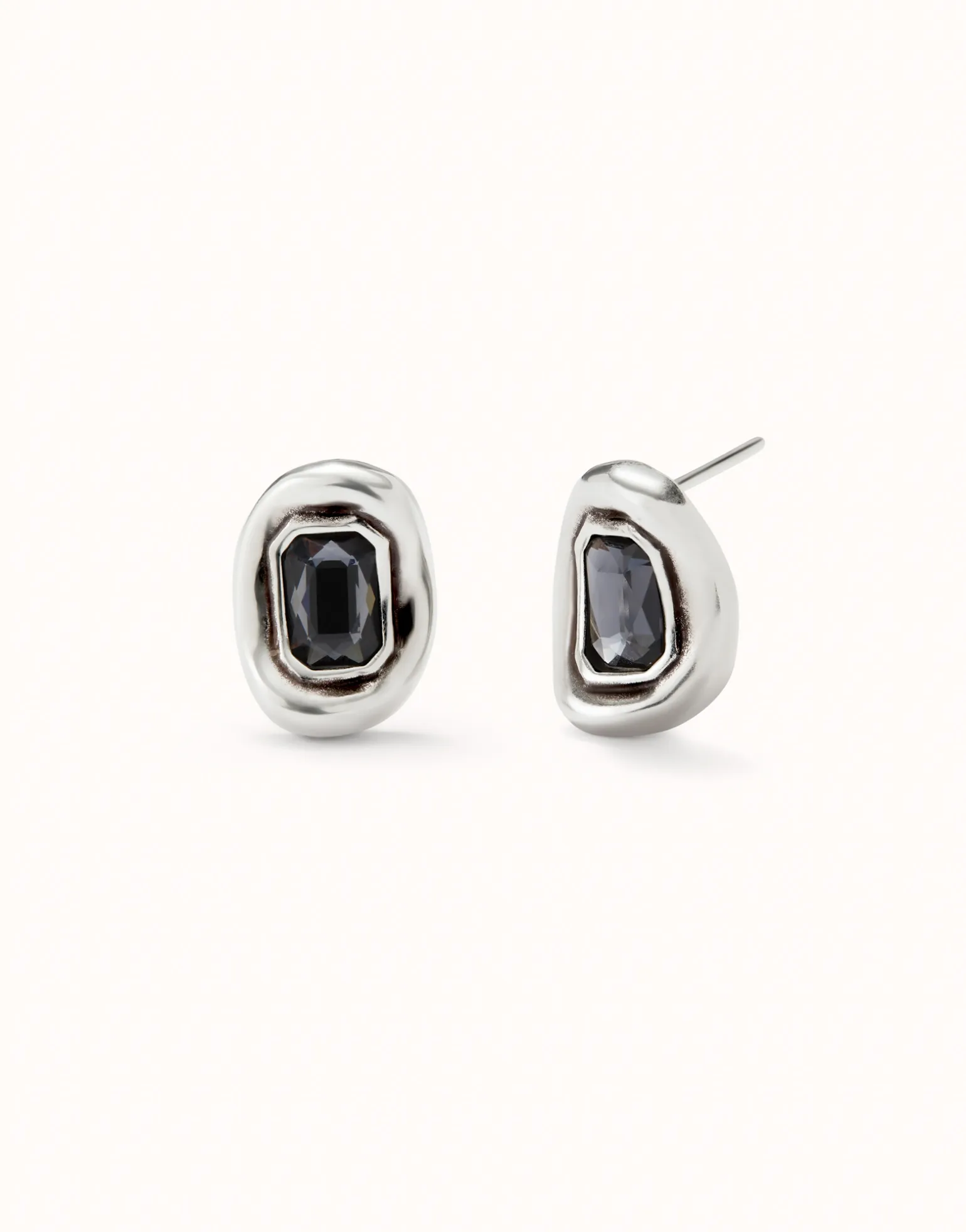 Pendientes bañados en plata con cristal facetado gris