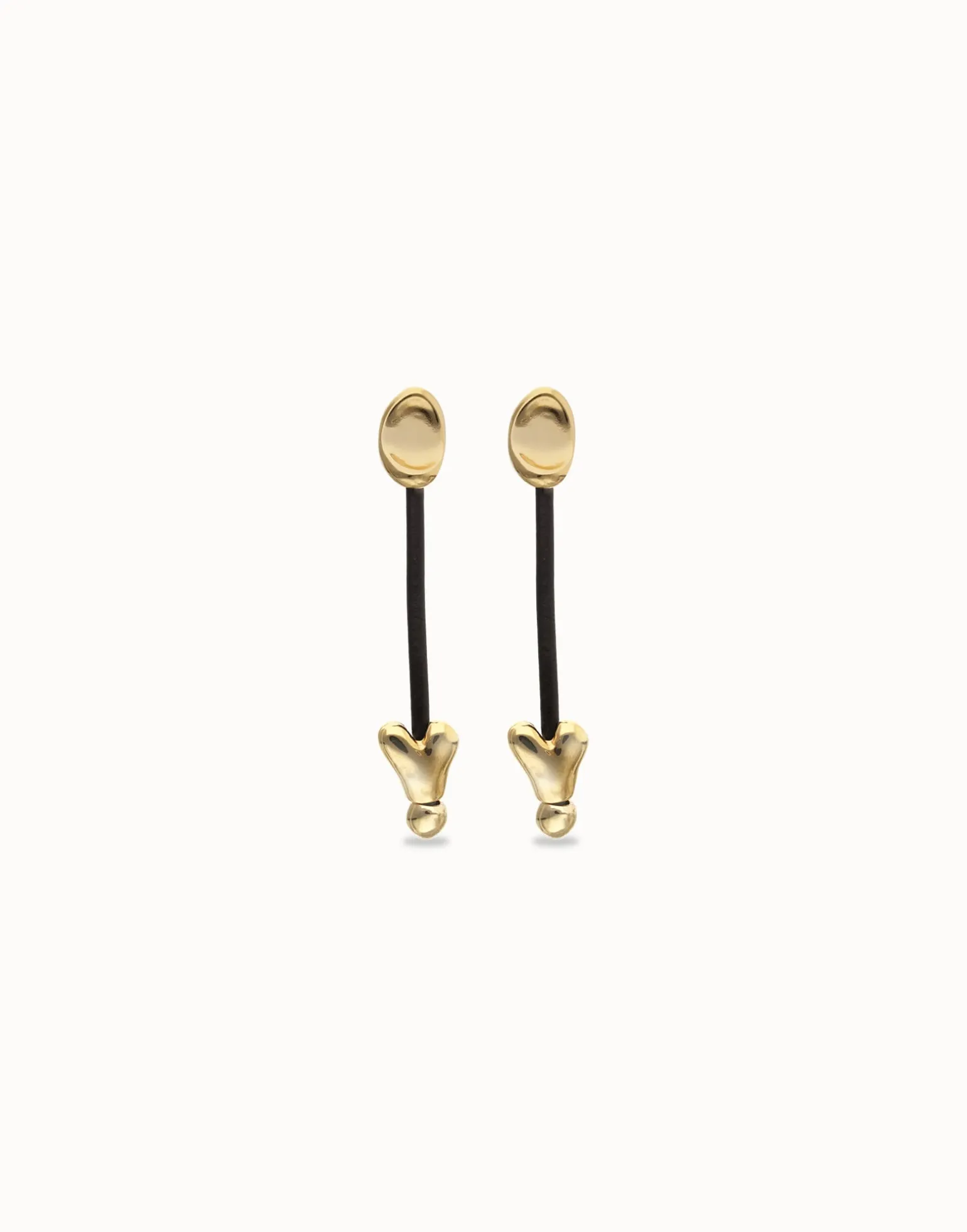 Pendientes largos con cuero y corazones bañados en oro 18k