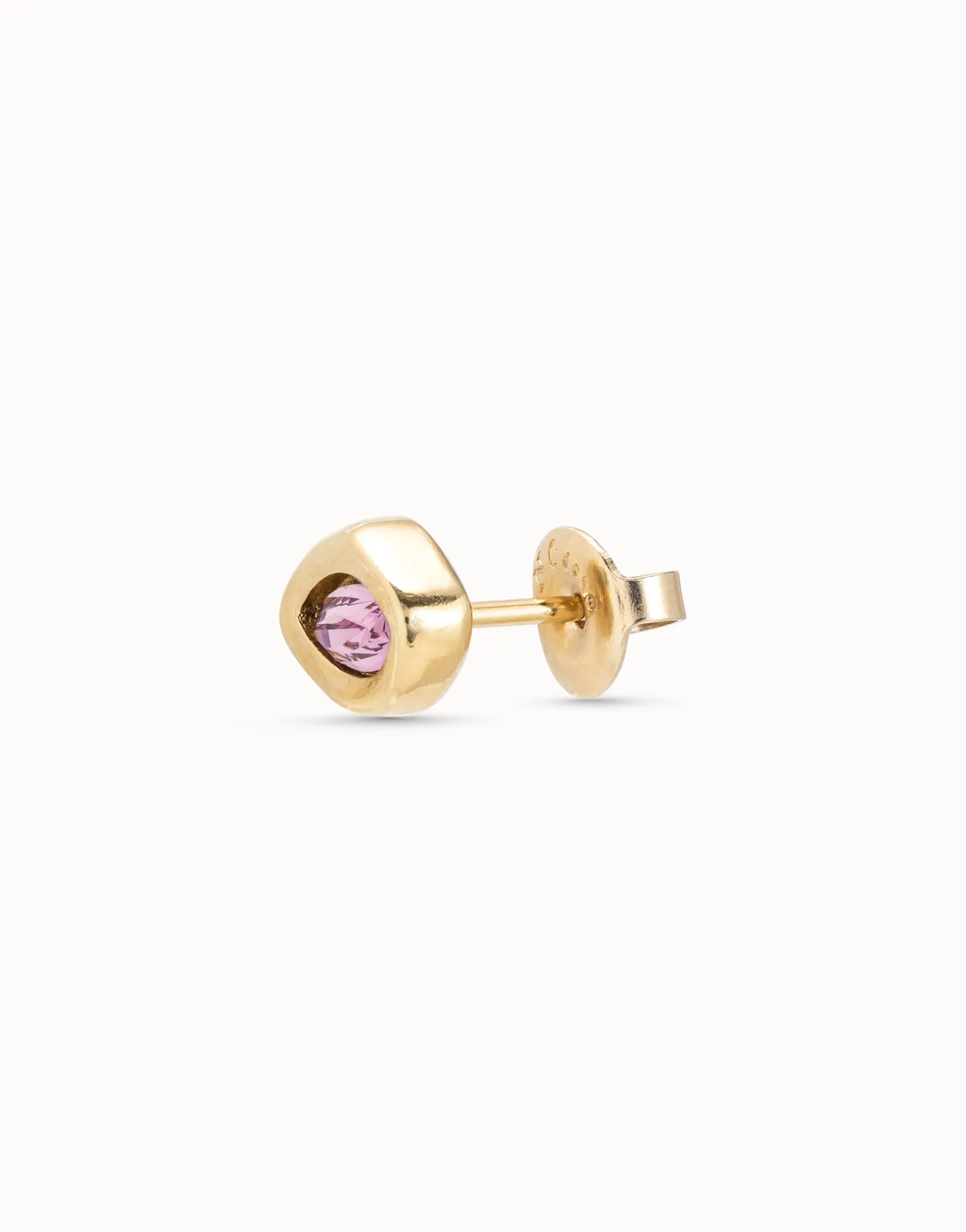 Piercing bañado en oro de 18k y un cristal morado