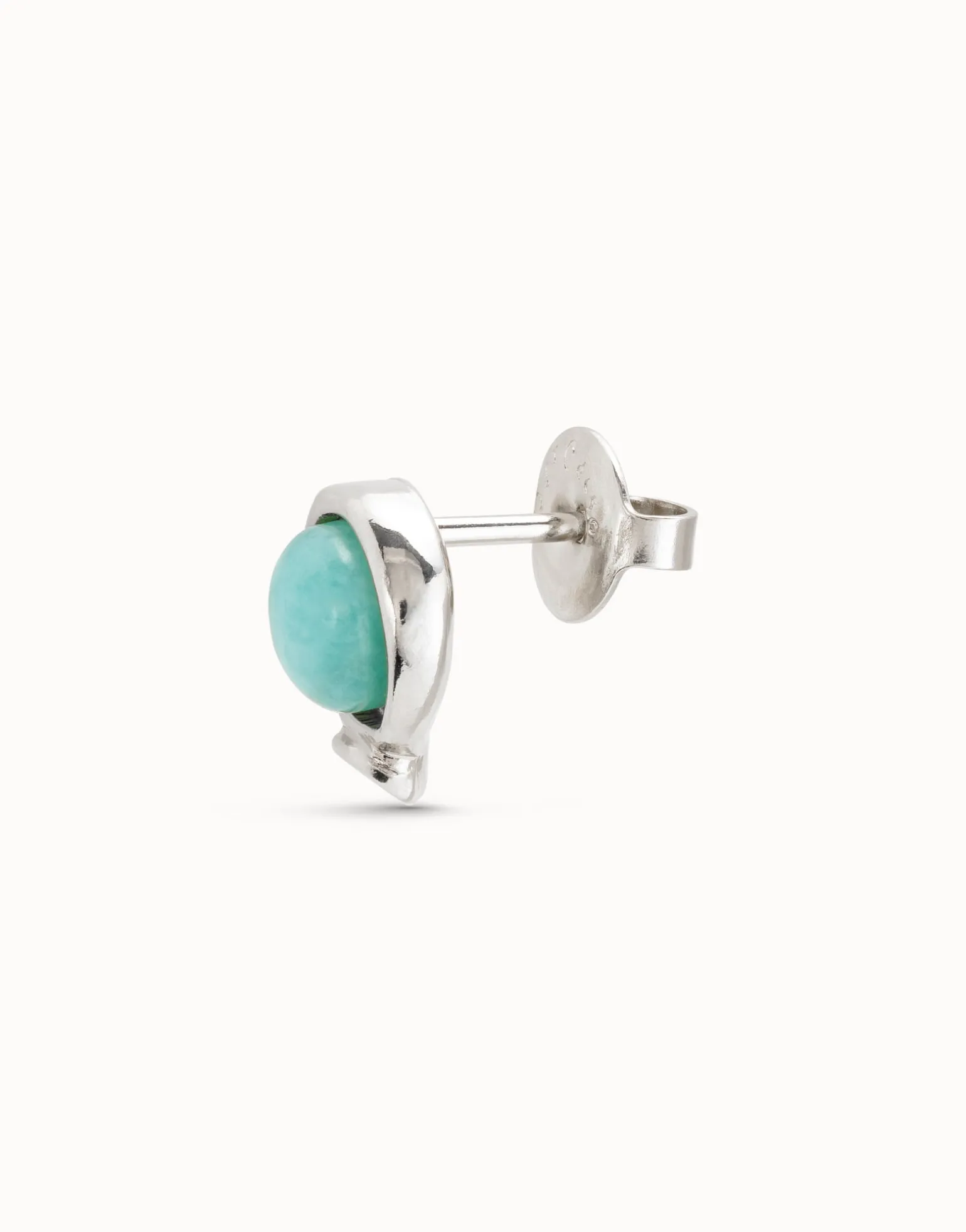 Piercing bañado en plata de ley y un cristal azul