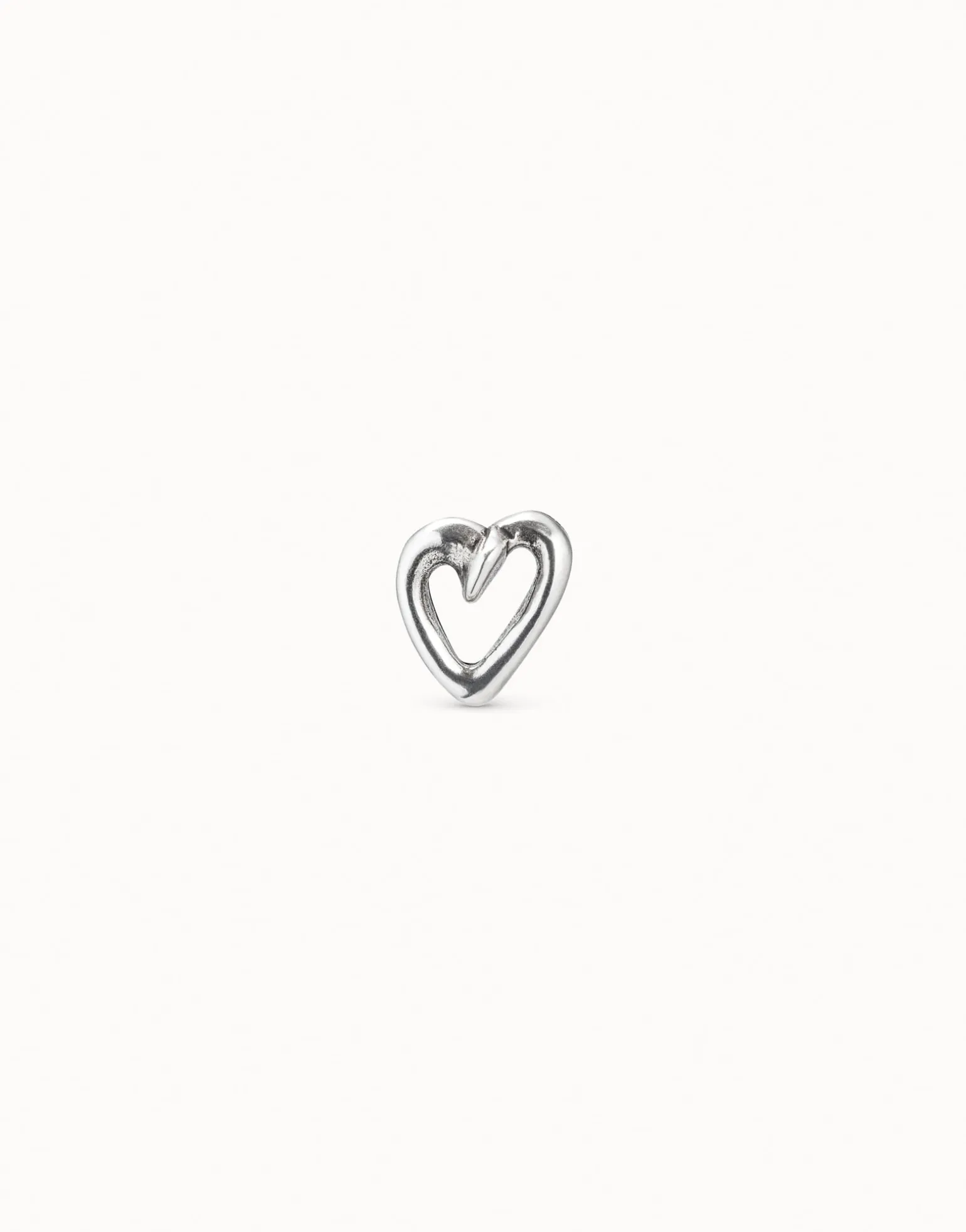Piercing bañado en plata de ley de ''corazón clavado''