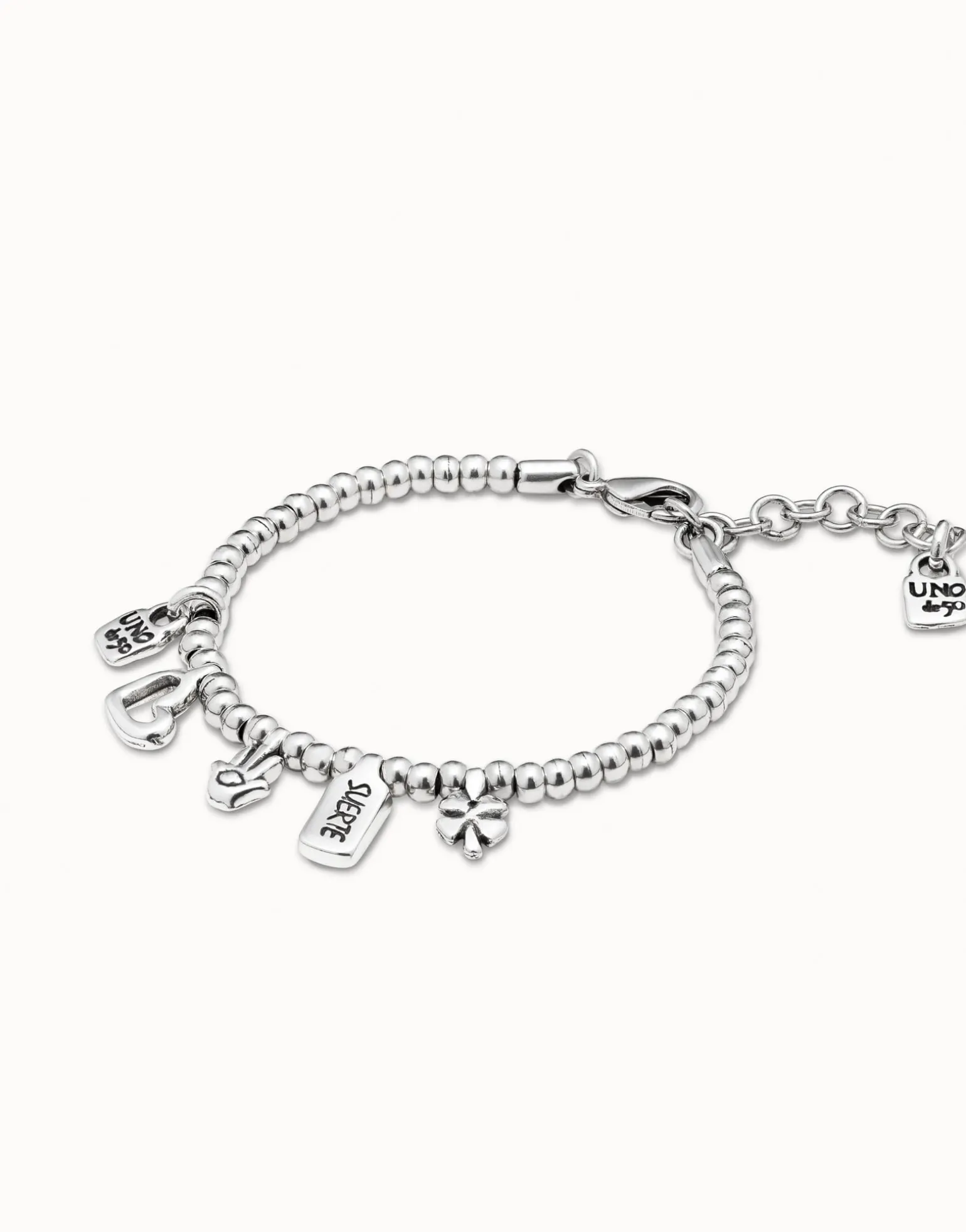 Pulsera bañada en plata de ley con charm corazón, trébol y mano