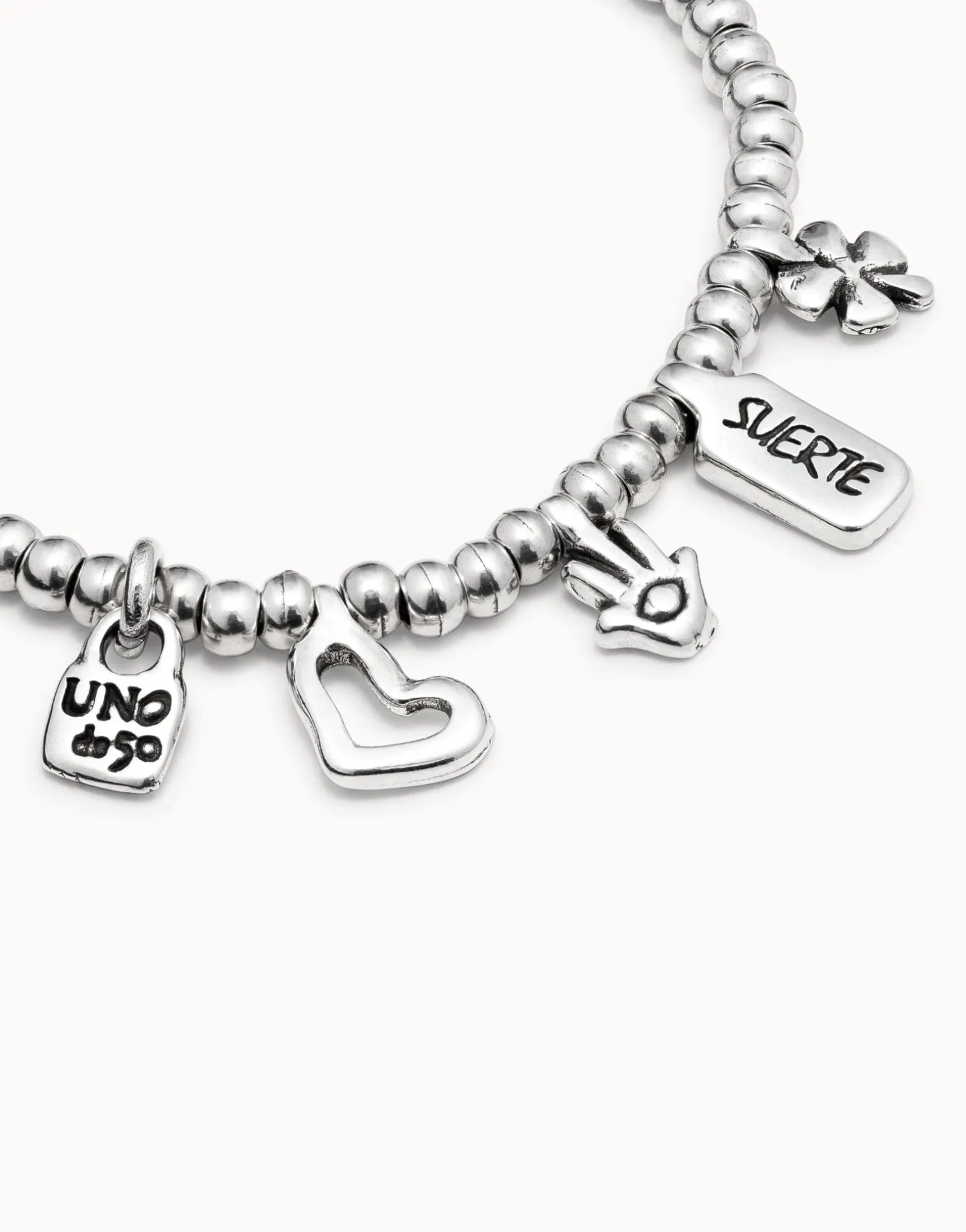 Pulsera bañada en plata de ley con charm corazón, trébol y mano
