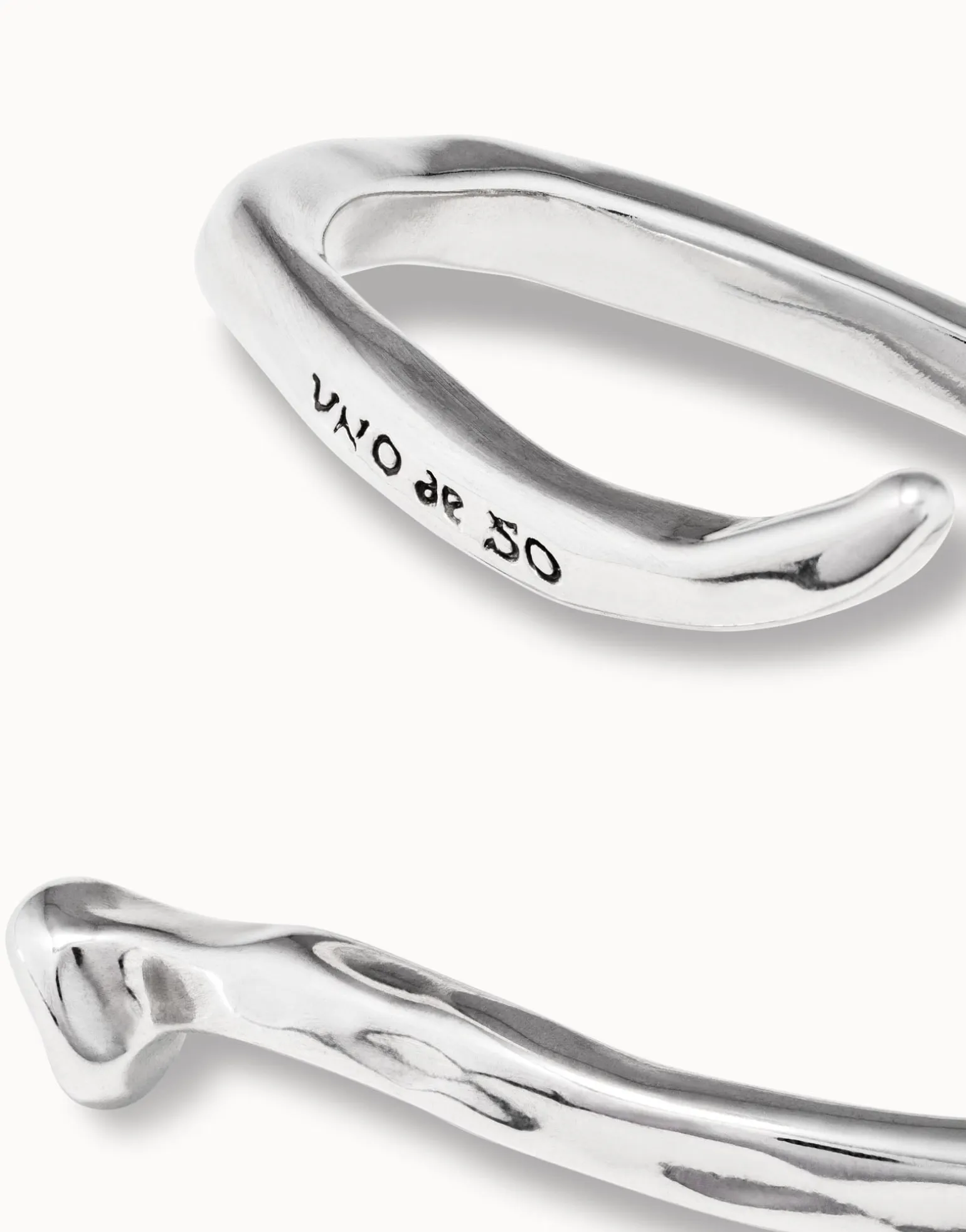 Pulsera bañada en plata de ley rígida en forma de clavo modelado en espiral.