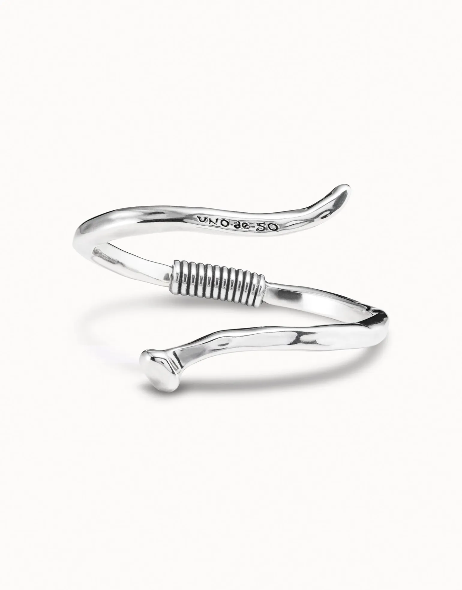 Pulsera bañada en plata de ley rígida en forma de clavo modelado en espiral.