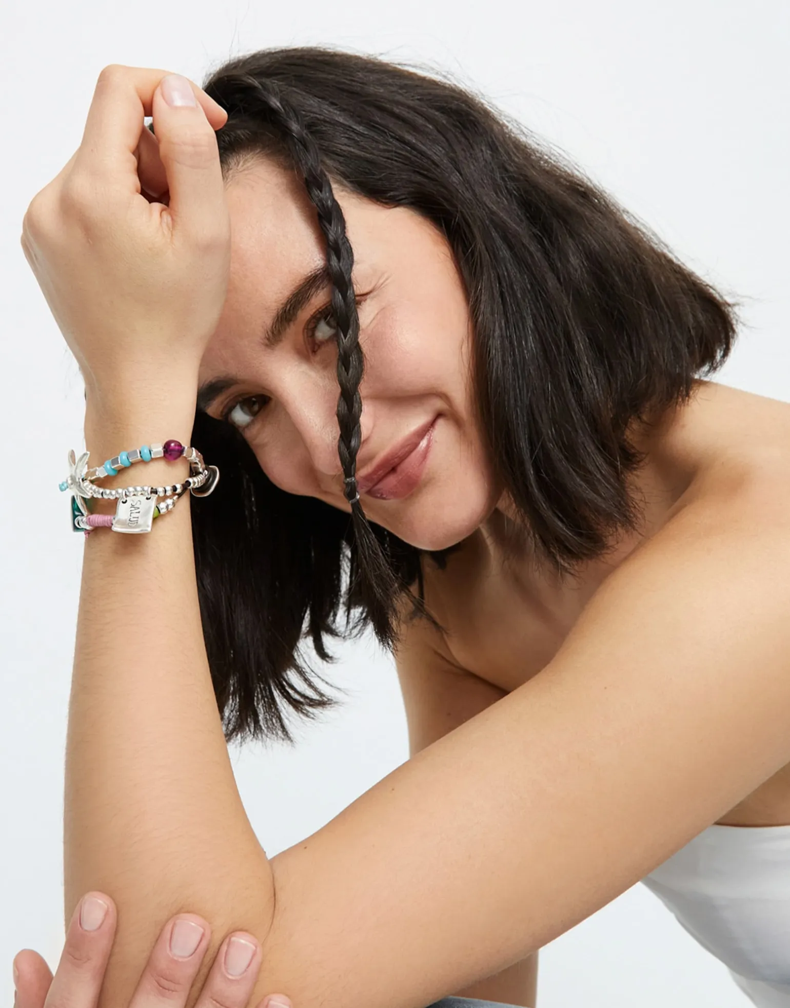 Pulsera bañada en plata y piedras de resina
