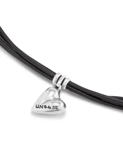 Pulsera con 4 tiras de cuero con cierre botón y charm de corazón bañado en plata de ley