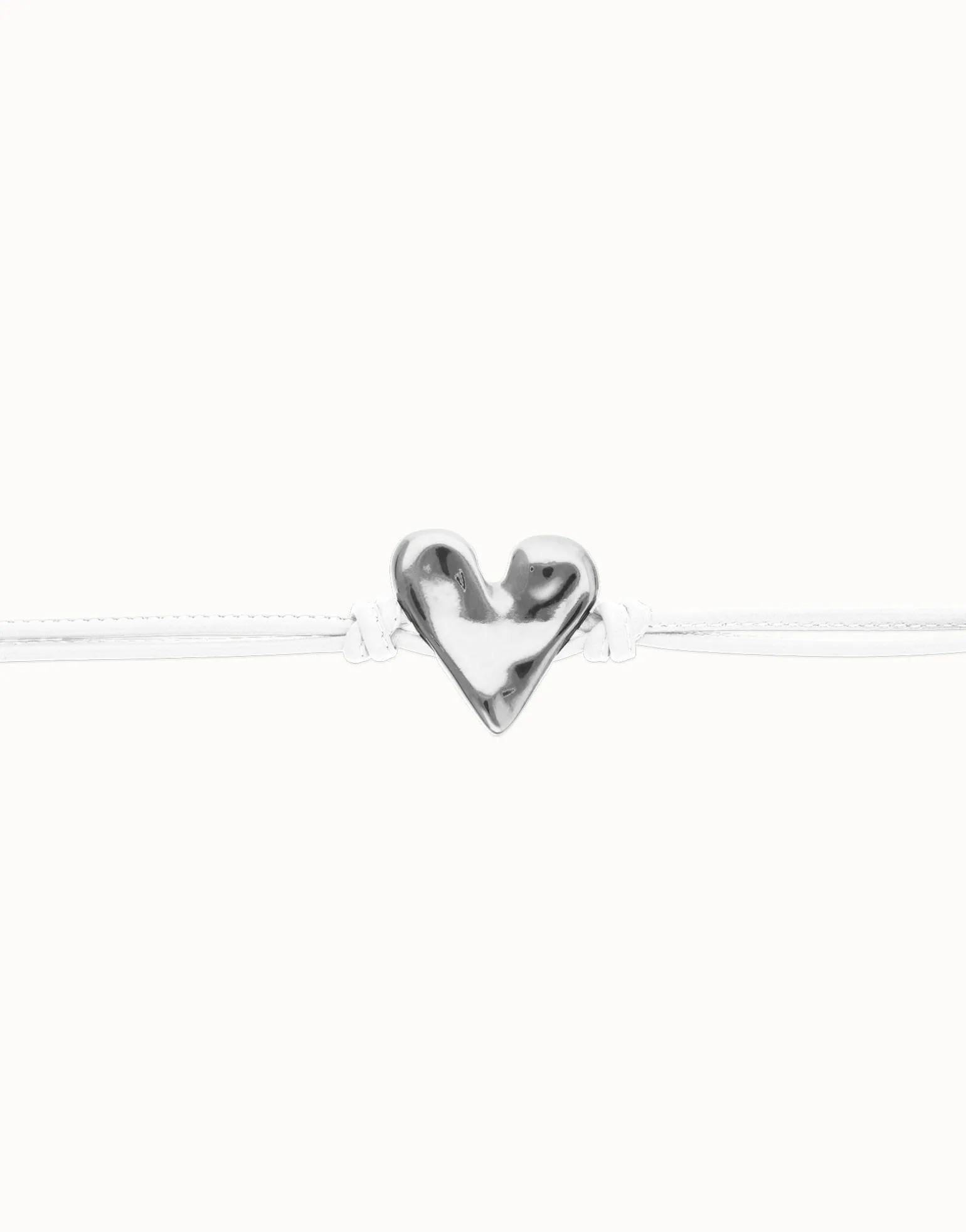 Pulsera de cuero blanco con detalle de corazón bañado en plata de ley