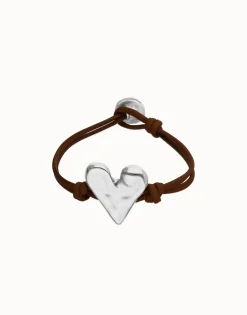 Pulsera de cuero marrón con detalle de corazón bañado en plata de ley