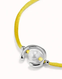 Pulsera de hilo amarillo con perla shell fornitura bañada en plata de ley.