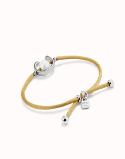 Pulsera de hilo camel con perla shell fornitura bañada en plata de ley.