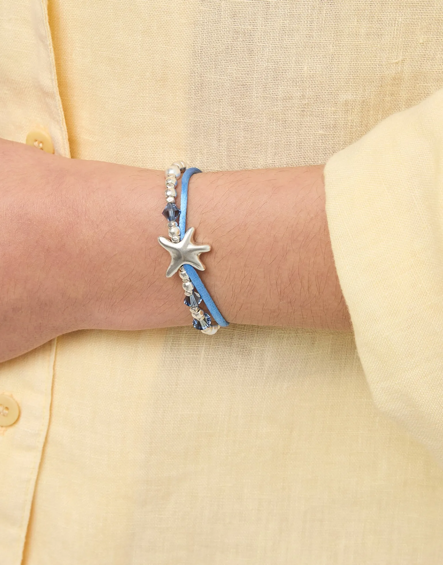 Pulsera de hilo de seda en color azul bañada en plata con estrella de mar