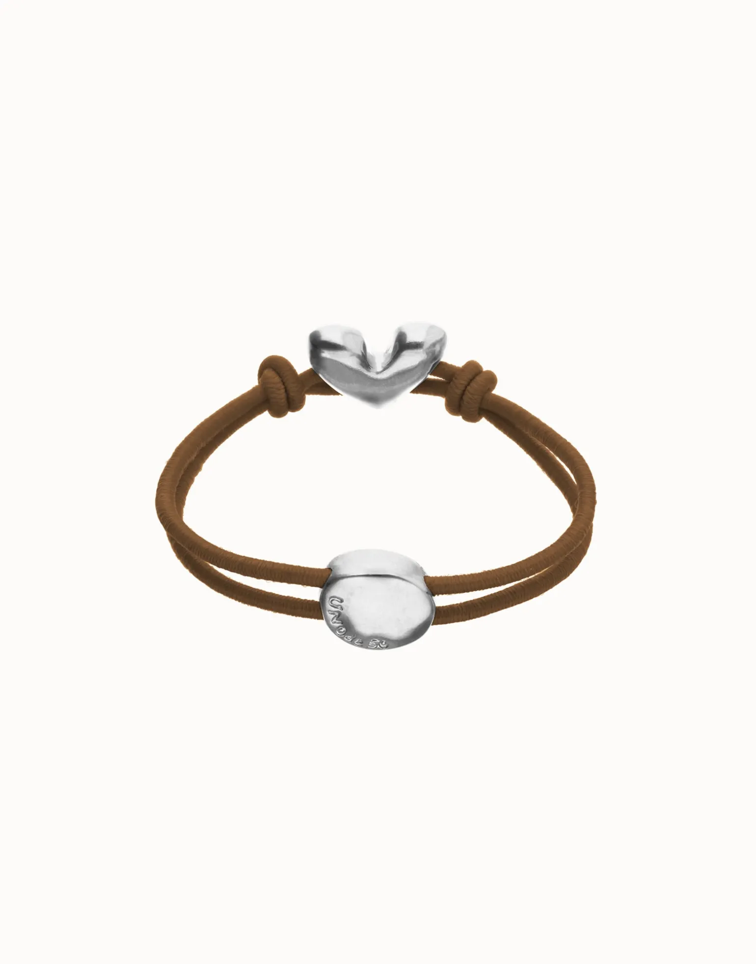 Pulsera de hilo elástico marrón con corazón bañado en plata de ley