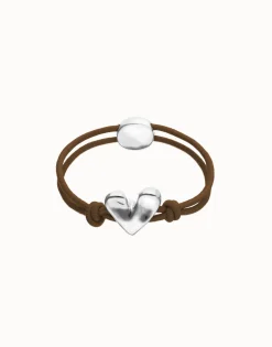 Pulsera de hilo elástico marrón con corazón bañado en plata de ley