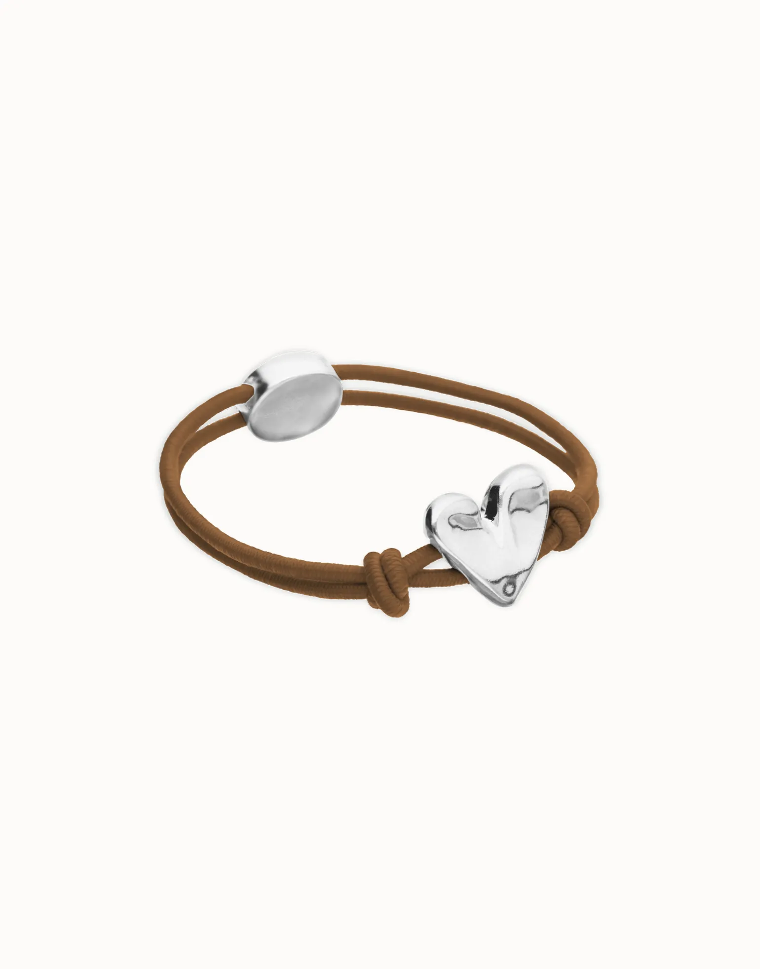 Pulsera de hilo elástico marrón con corazón bañado en plata de ley