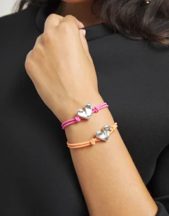 Pulsera de hilo elástico naranja con corazón bañado en plata de ley
