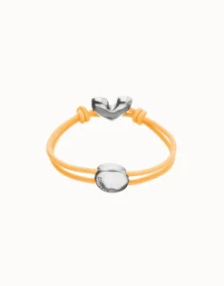 Pulsera de hilo elástico naranja con corazón bañado en plata de ley