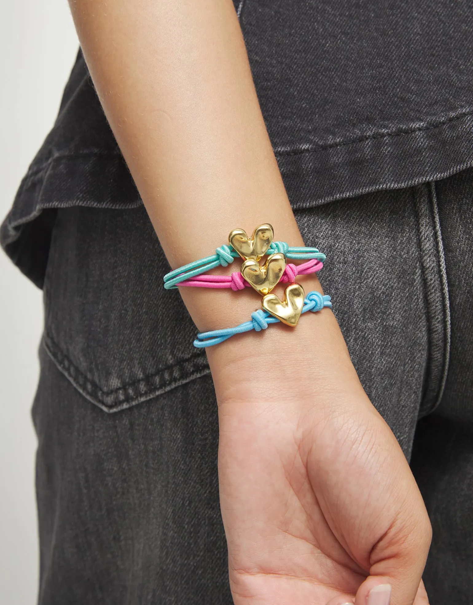 Pulsera de hilo elástico rosa con corazón bañado en oro 18k