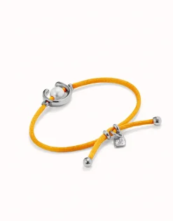 Pulsera de hilo naranja con perla shell fornitura bañada en oro 18k.