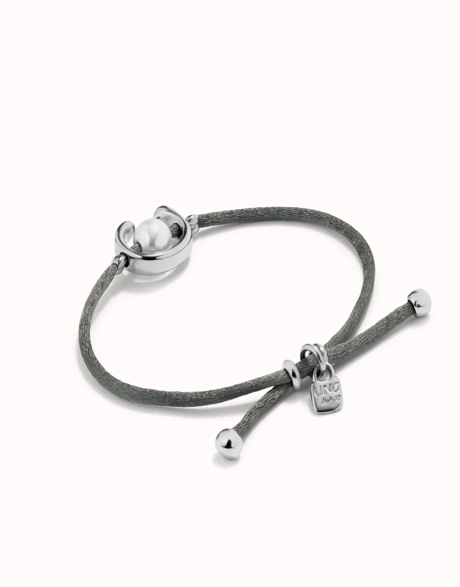 Pulsera de hilo negroso con perla shell fornitura bañada en plata de ley.