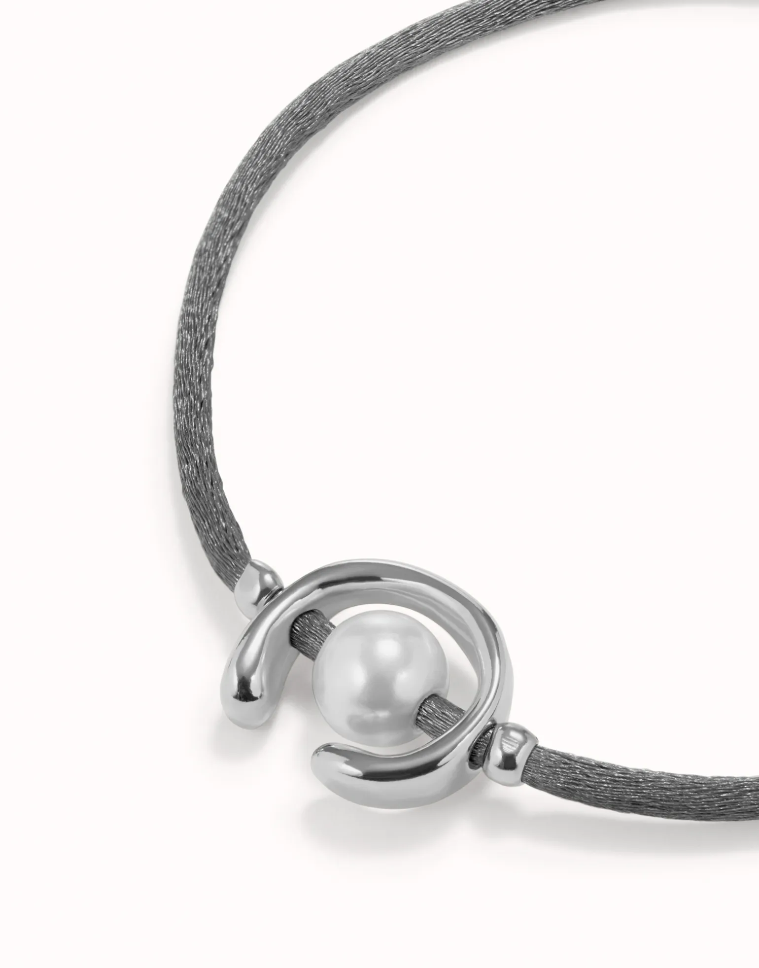 Pulsera de hilo negroso con perla shell fornitura bañada en plata de ley.