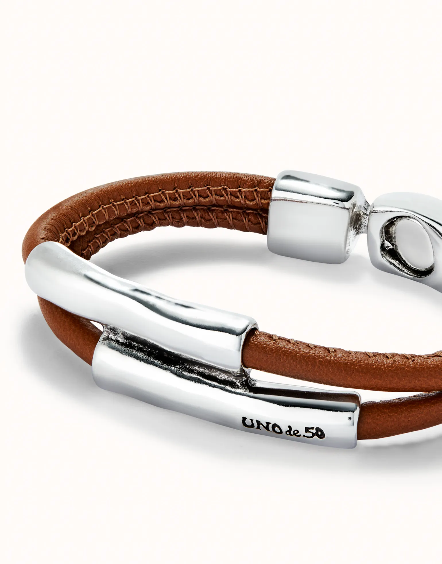Pulsera doble cuero camel con dos tubos bañada en plata de ley