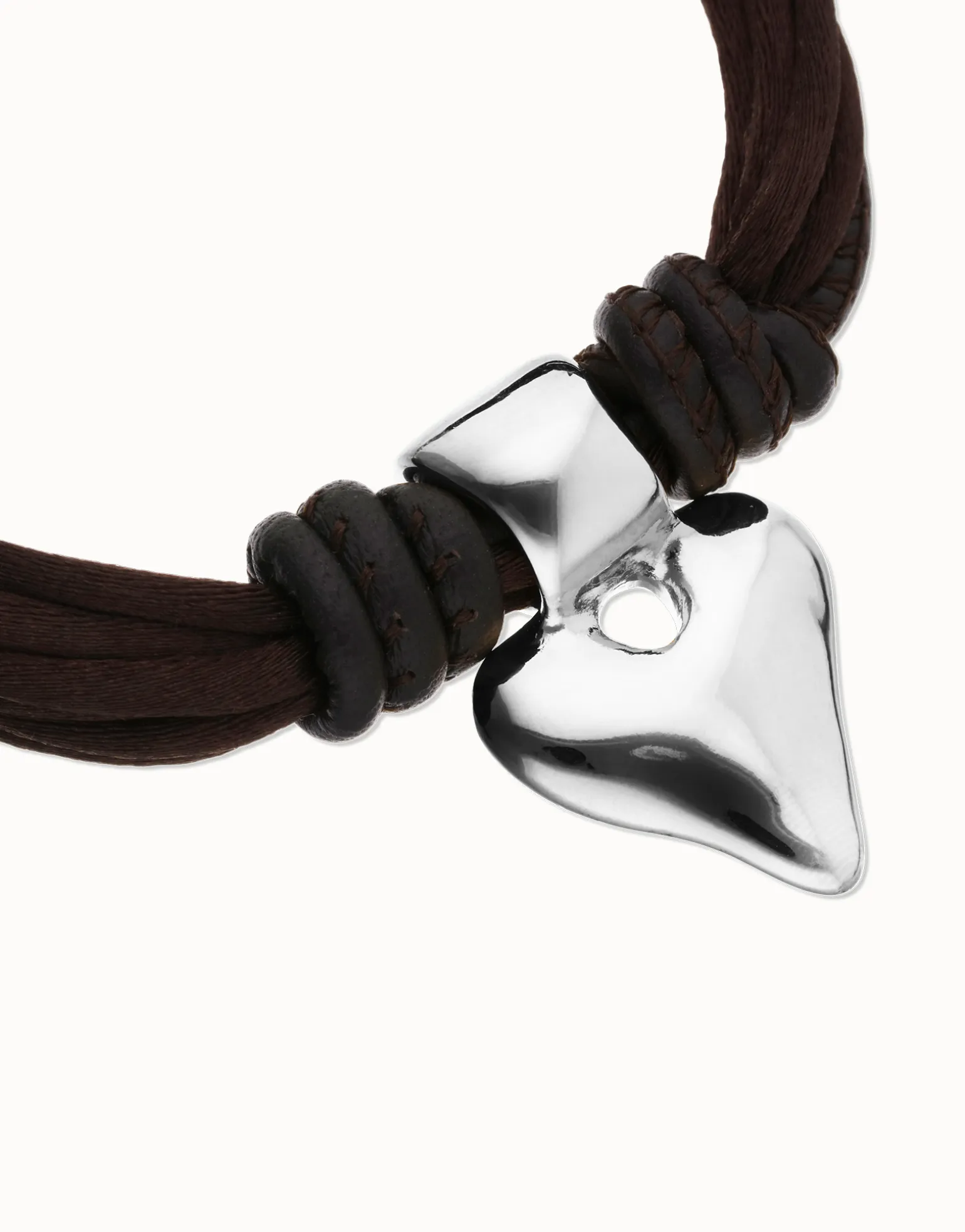 Pulsera en hilo de seda y cuero marrón con corazón bañado en plata