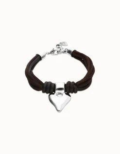 Pulsera en hilo de seda y cuero marrón con corazón bañado en plata