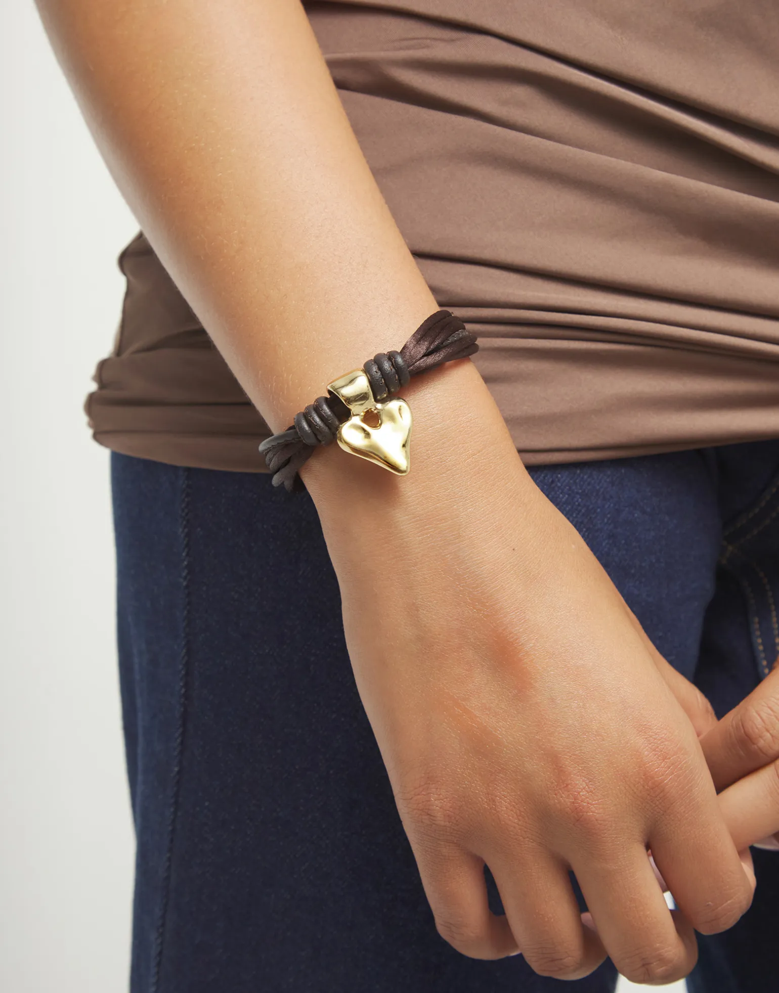 Pulsera en hilo de seda y cuero marrón con corazón bañado en oro 18k