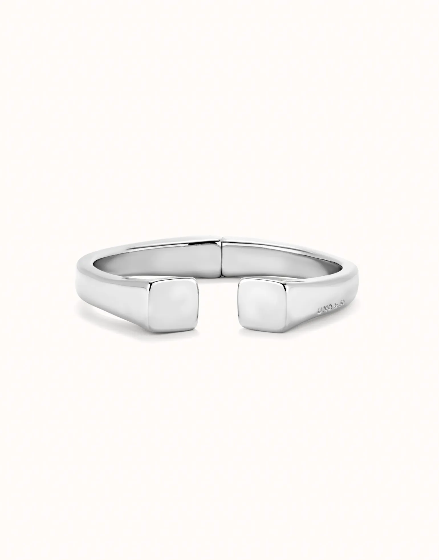 Pulsera rígida bañada en plata de ley acabado liso y forma cuadrada