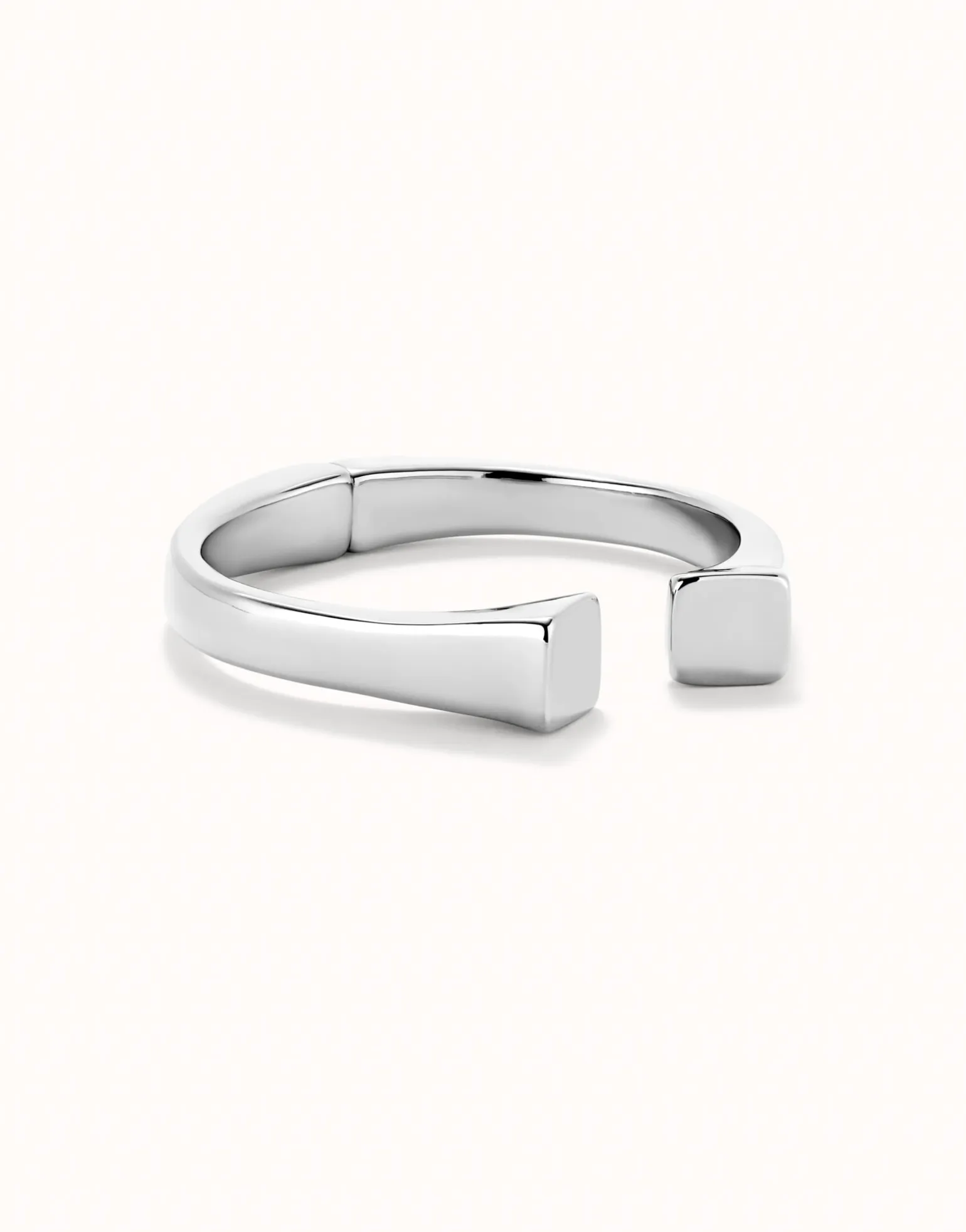 Pulsera rígida bañada en plata de ley acabado liso y forma cuadrada